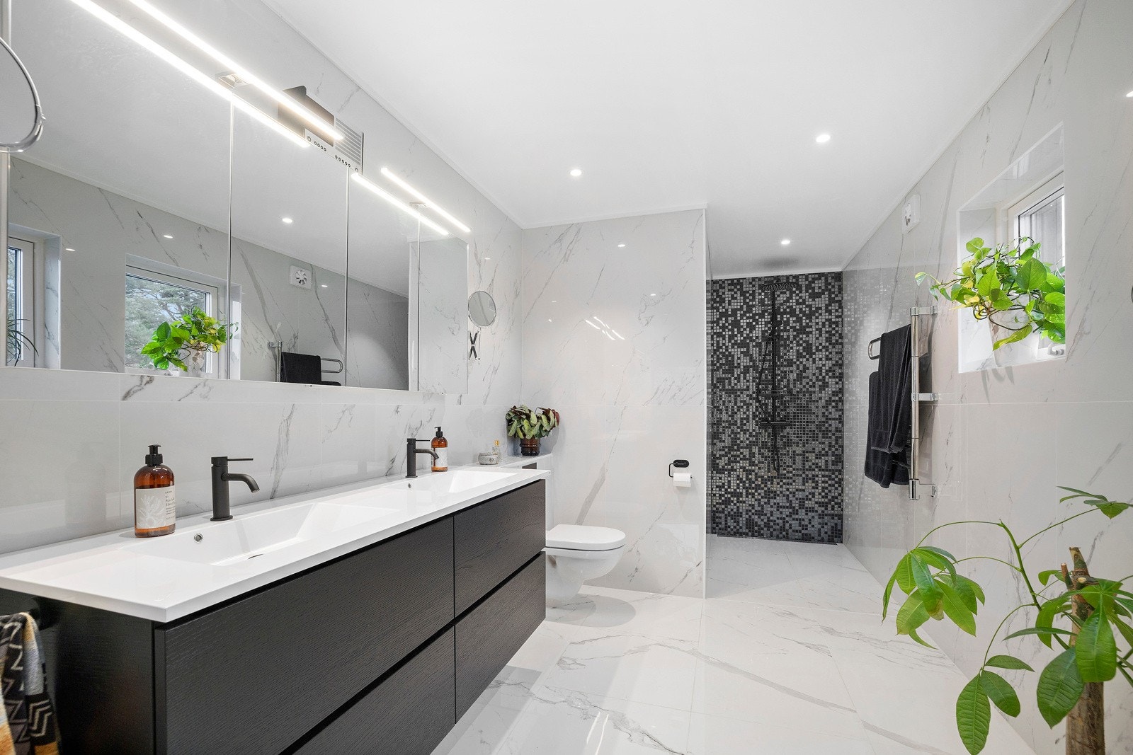 Dette velværebadet ligger i hoved etasje og har adkomst fra omkledningsrommet til hovedsoverommet. Galleribilde