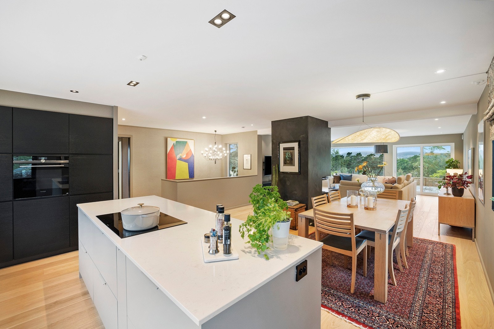 Kjøkkenet er fra 2023 og har en stilig øy med nedfelt koketopp. Galleribilde