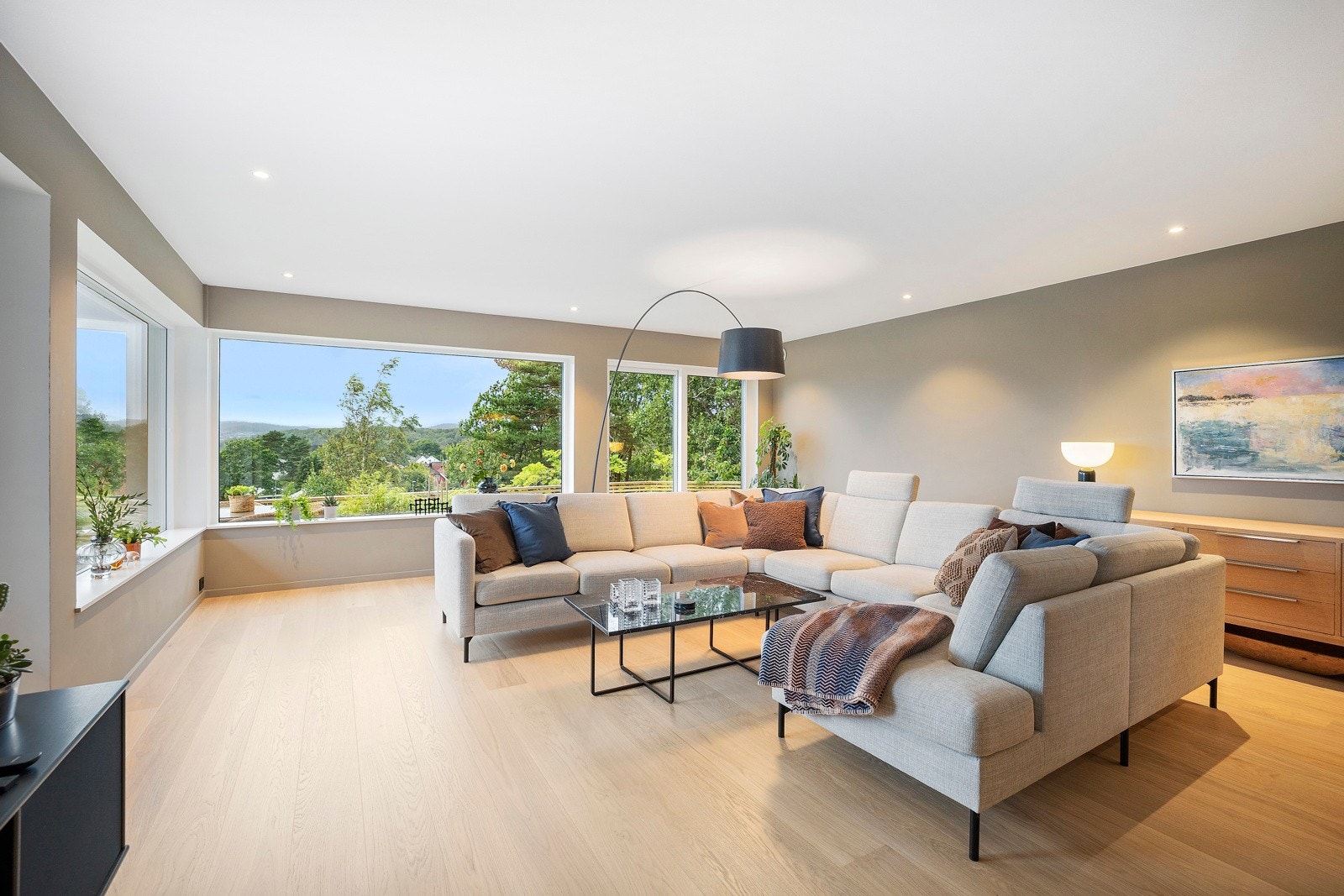 Stuen har fantastiske vindusløsninger mot sør og vest. Mot sør er det verandadør og mot vest er det skyvedør. Galleribilde