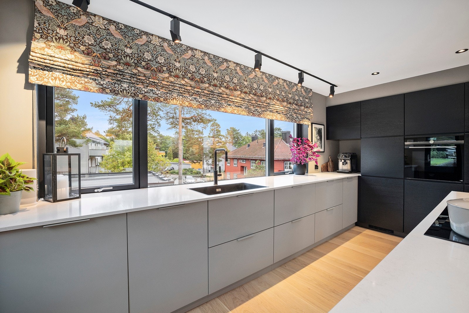 Kjøkkenet har integrerte hvitevarer, deriblant induksjonstopp med innebygd ventilator. Galleribilde