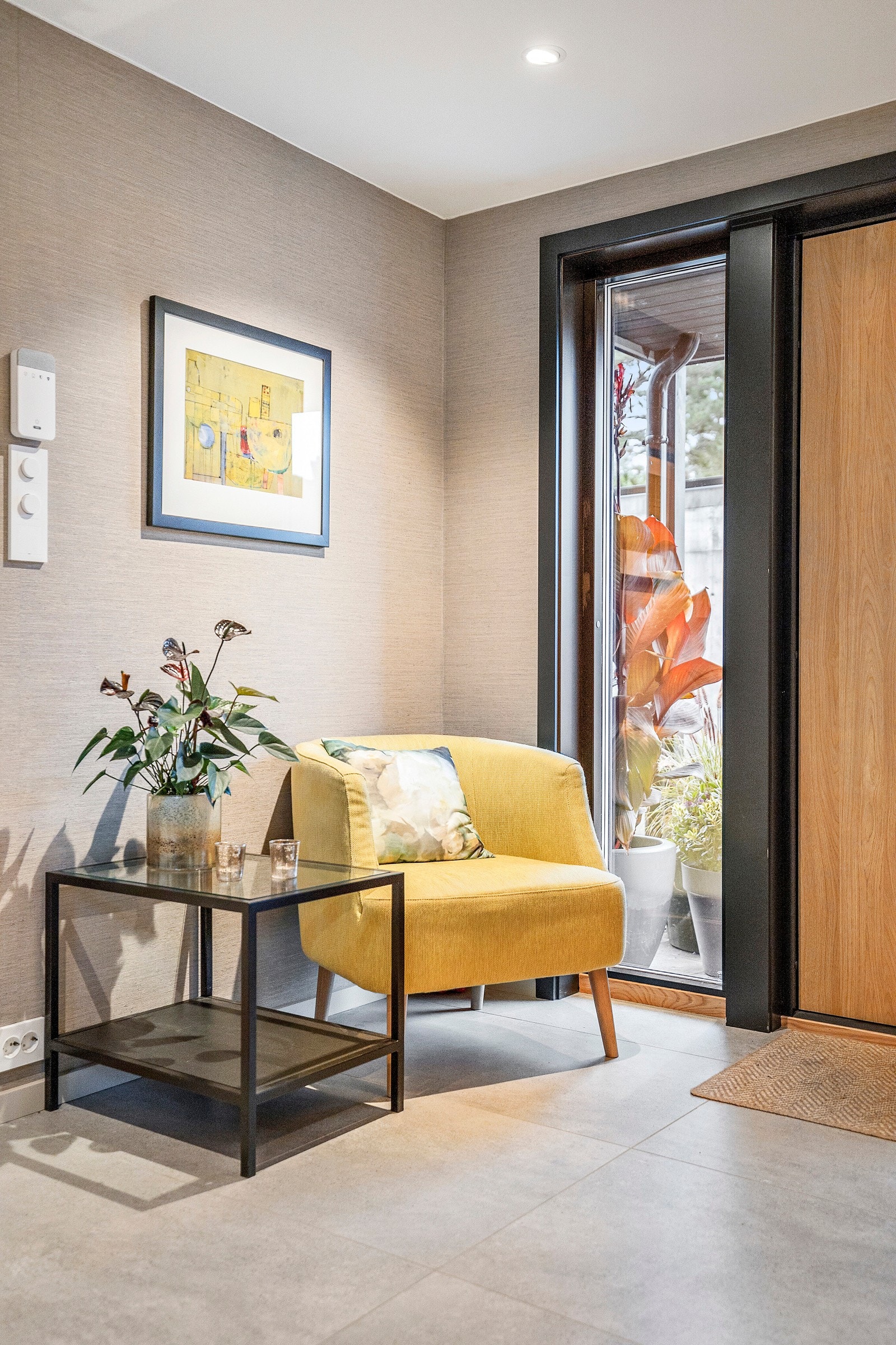 Hallen har skyvedørsgarderobe og god plass til annet møblement. Det er downlights i himling og dagslys fra to vinduer. Galleribilde