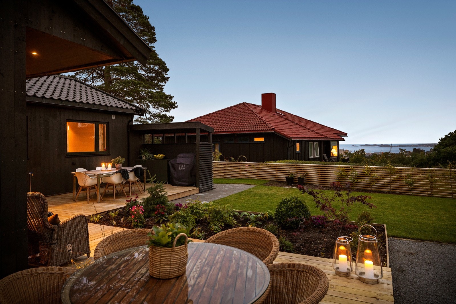 Boligen ligger på en solrik utsiktstomt på 997,8 kvm med synlig fjell i dagen og flott opparbeidet hage. Galleribilde