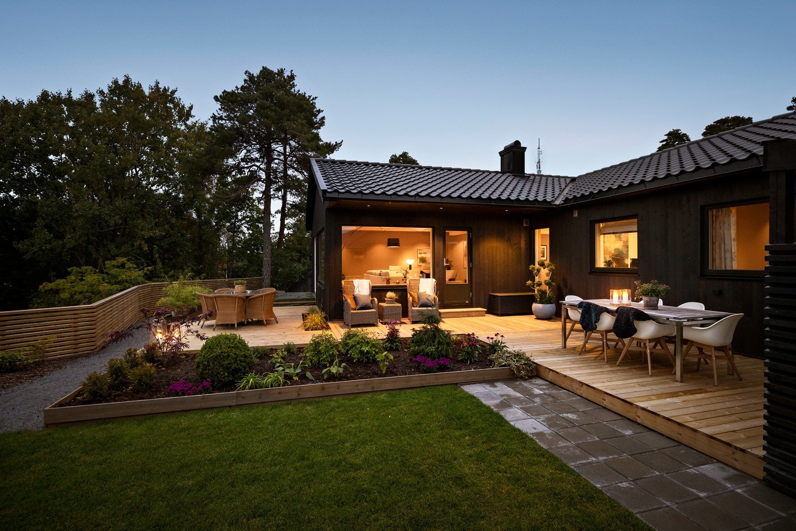 Det er nylig laget en terrasse på ca. 50 kvm, samt klargjort for utestue med platting på ca. 14,4 kvm. Galleribilde