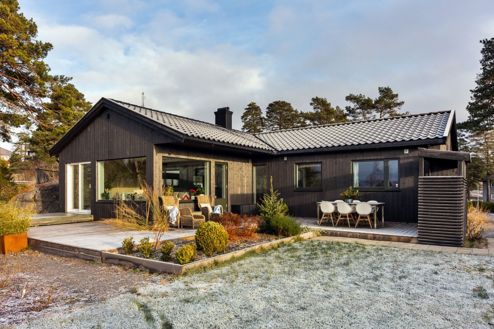 Terrassen er bygd i impregnerte materialer, har levegg og fine møbleringssoner. Det er også opparbeidet hageareal med plen, som er pent inngjerdet med rekkverk med liggende spiler. Galleribilde