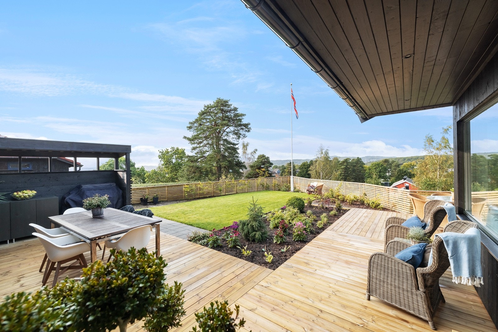 Solforholdene er supre med sør- og vestvendt orientering, og utsikten er god. Galleribilde