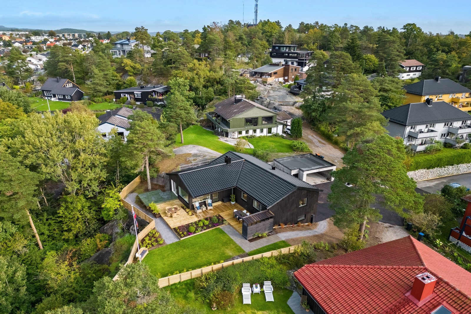 Området ligger rett øst for Larvik sentrum, og herfra er det kort vei til skoler, barnehager og offentlig kommunikasjon. Doktorfjellet ligger like ved, med vidstrakt utsikt. Det er også nærhet til flotte turområder langs Lågen, langs kyststien fra vestre Galleribilde