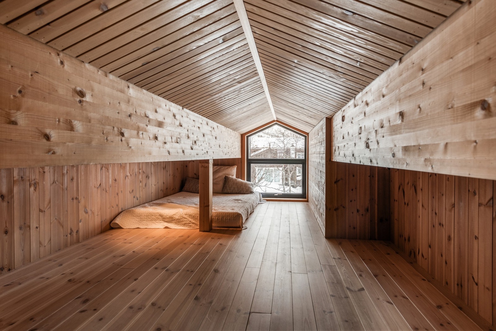 Hemsen har store vinduer i hver ende, som slipper inn både lys og natur Galleribilde