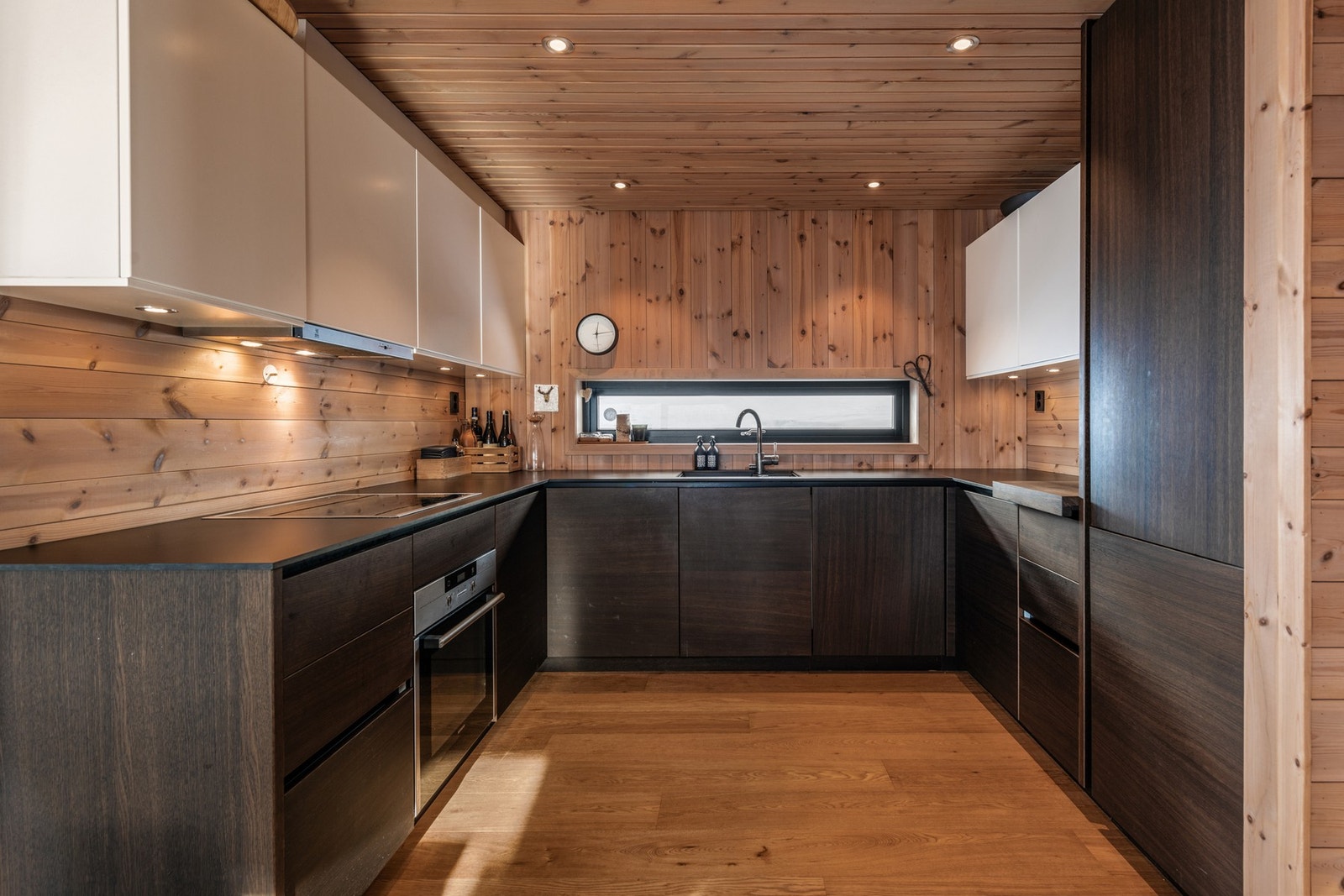 Flott kjøkken med slette fronter. Kjøkkenet er fra kvalitetsleverandør Multiform Galleribilde