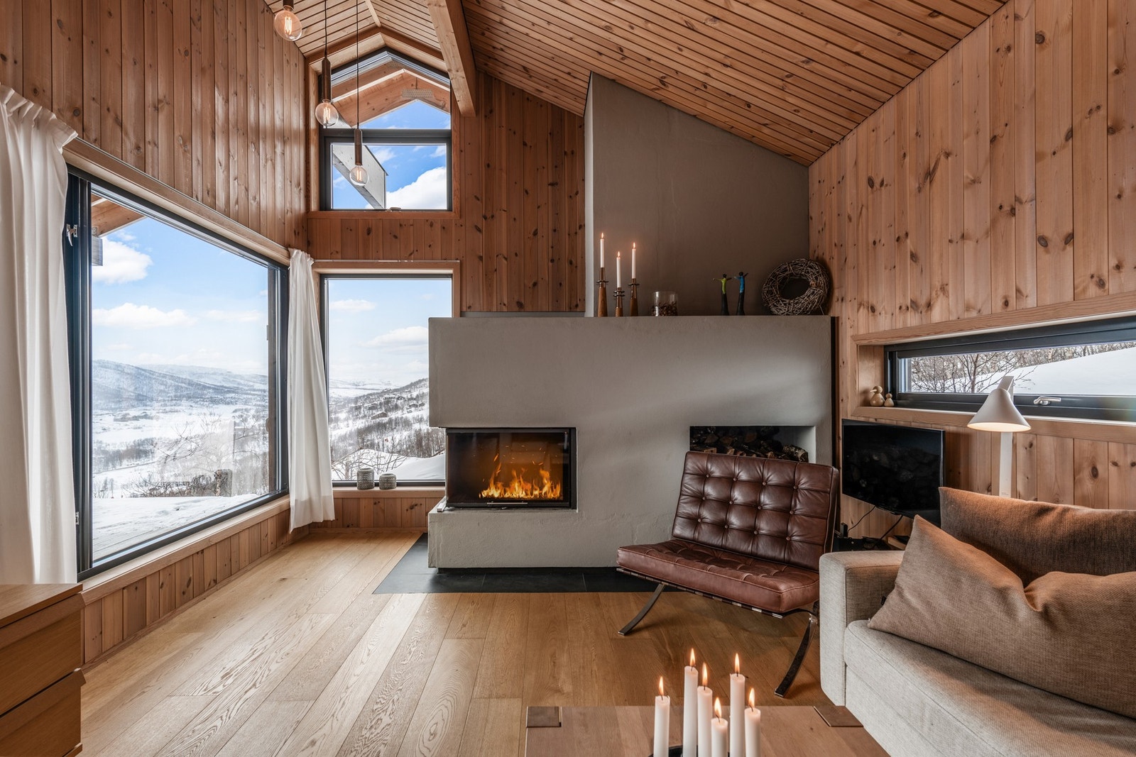 Hele hytten bader i naturlig lys som gir den varme, lune følelsen Galleribilde