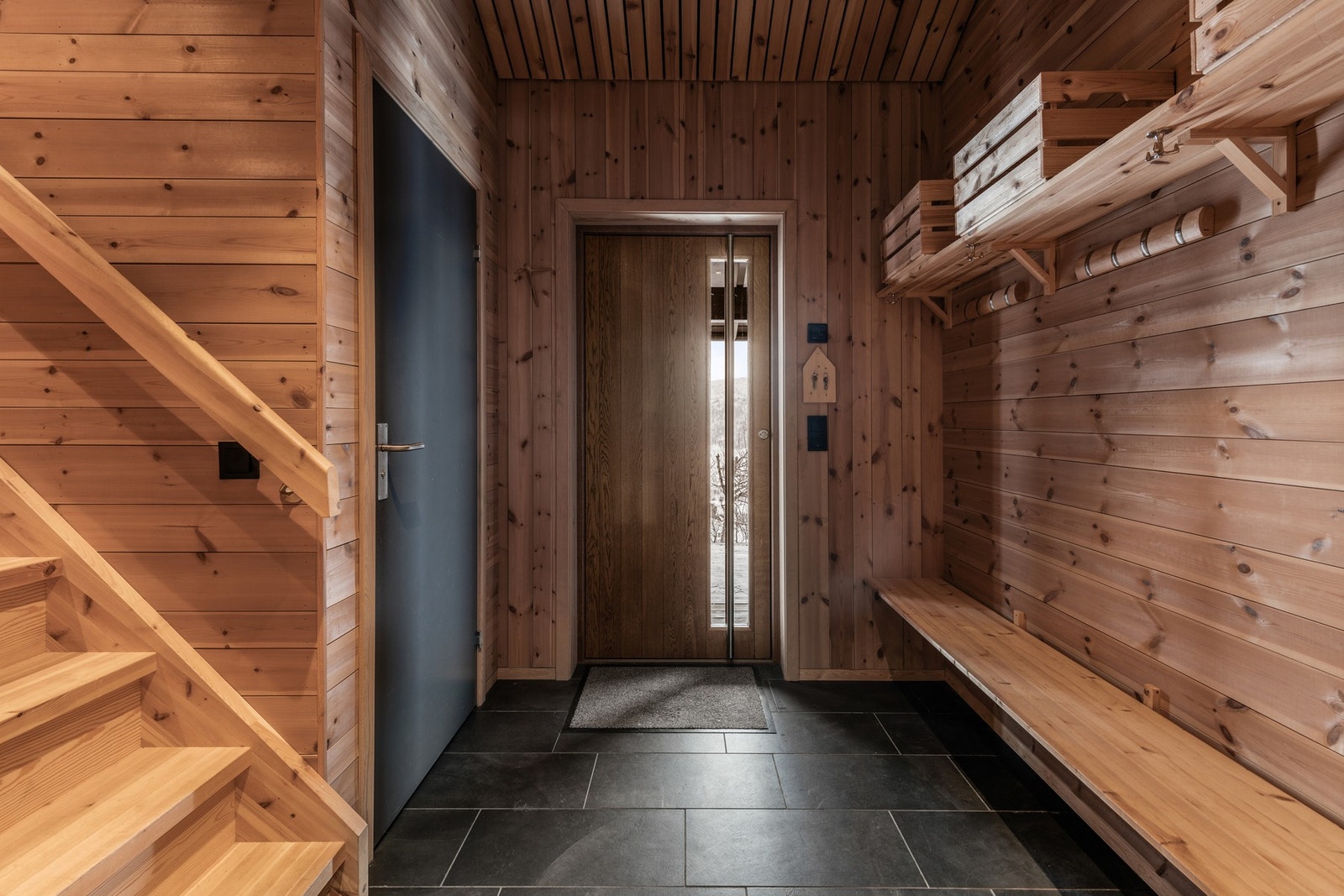 Velkommen inn! Legg merke til døren også fra innsiden. Inngangspartiet er flislagt - midt i blinken når man kommer inn med skisko Galleribilde