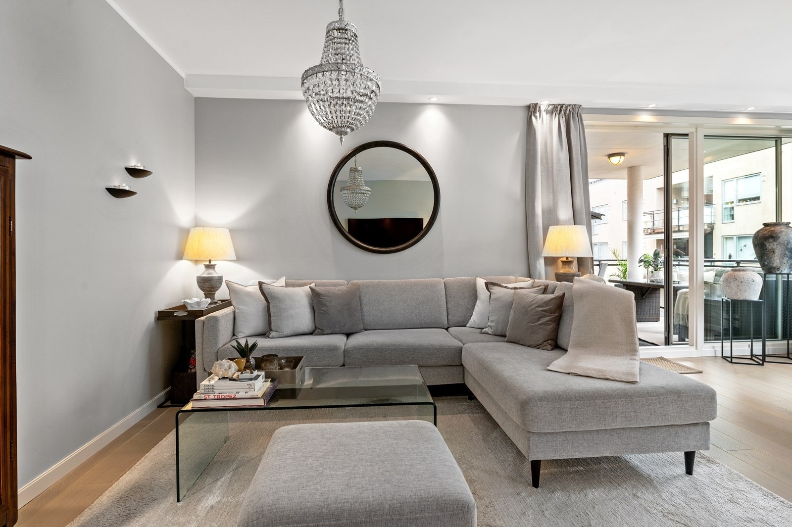 Store vindusflater slipper rikelig med naturlig lys inn i rommet fra flere sider. Galleribilde