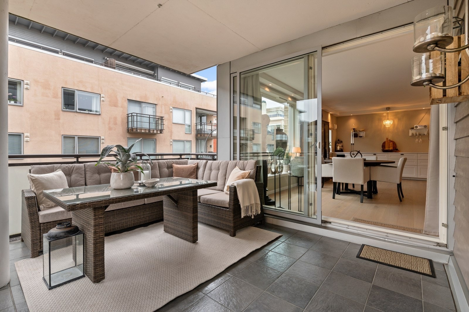 Fra stuen er det skyvedør ut til overbygd balkong med fliser på gulvet. Balkongen er på 15 kvm med god plass til utemøblement - her kan solen nytes! Galleribilde