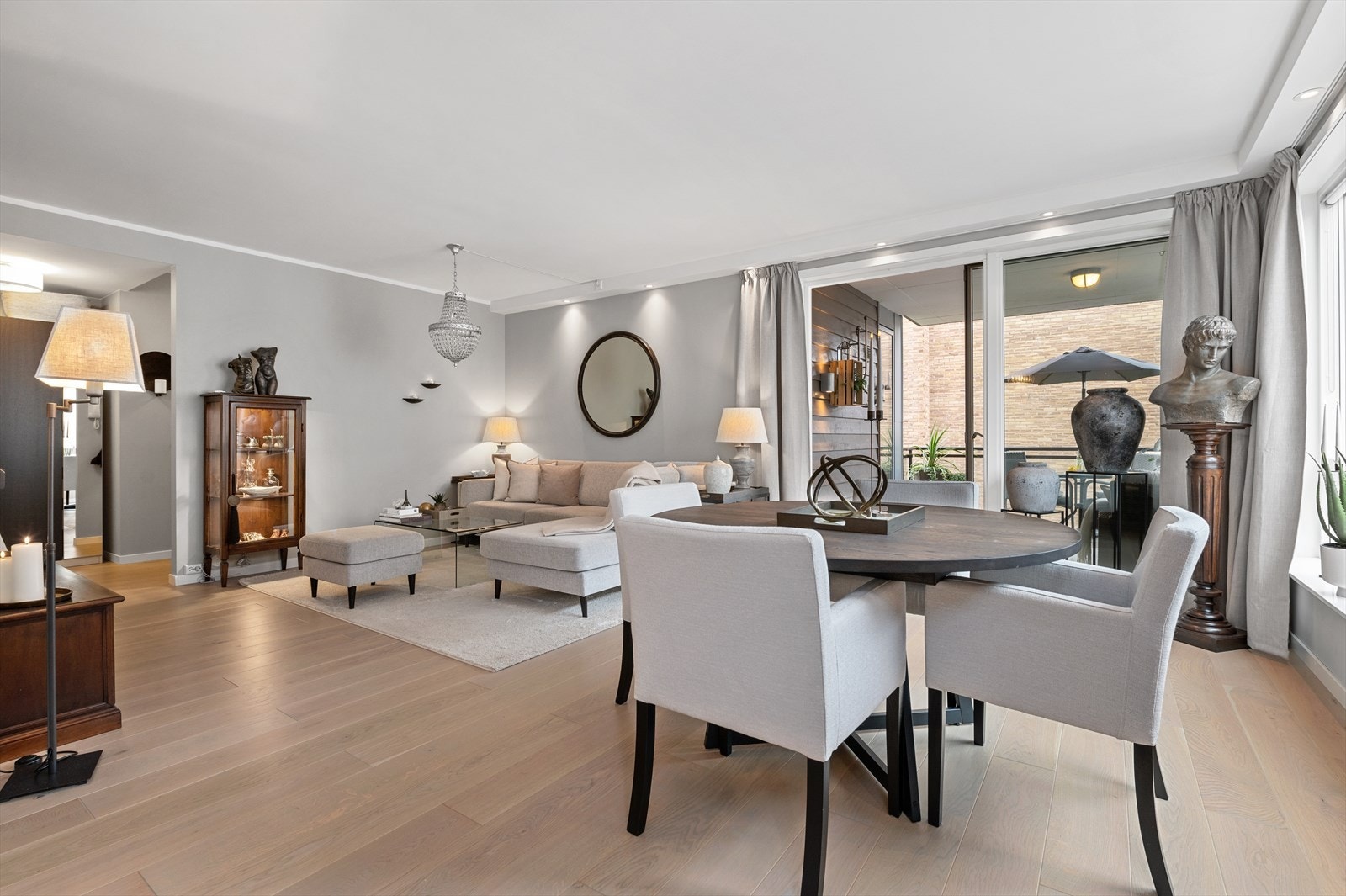 Luftig og romslig stue med plass til både salong og spisestue. Galleribilde