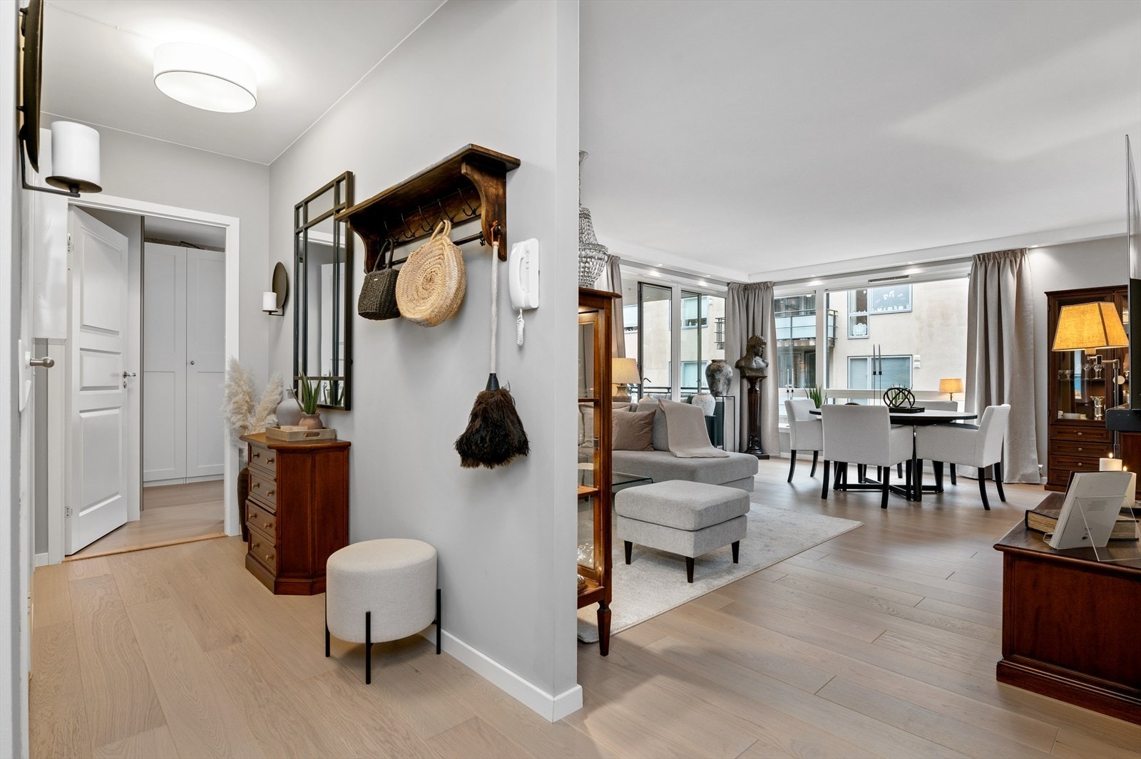 Den fine gangen fører deg videre til stort allrom med stue og kjøkken i ett. Galleribilde