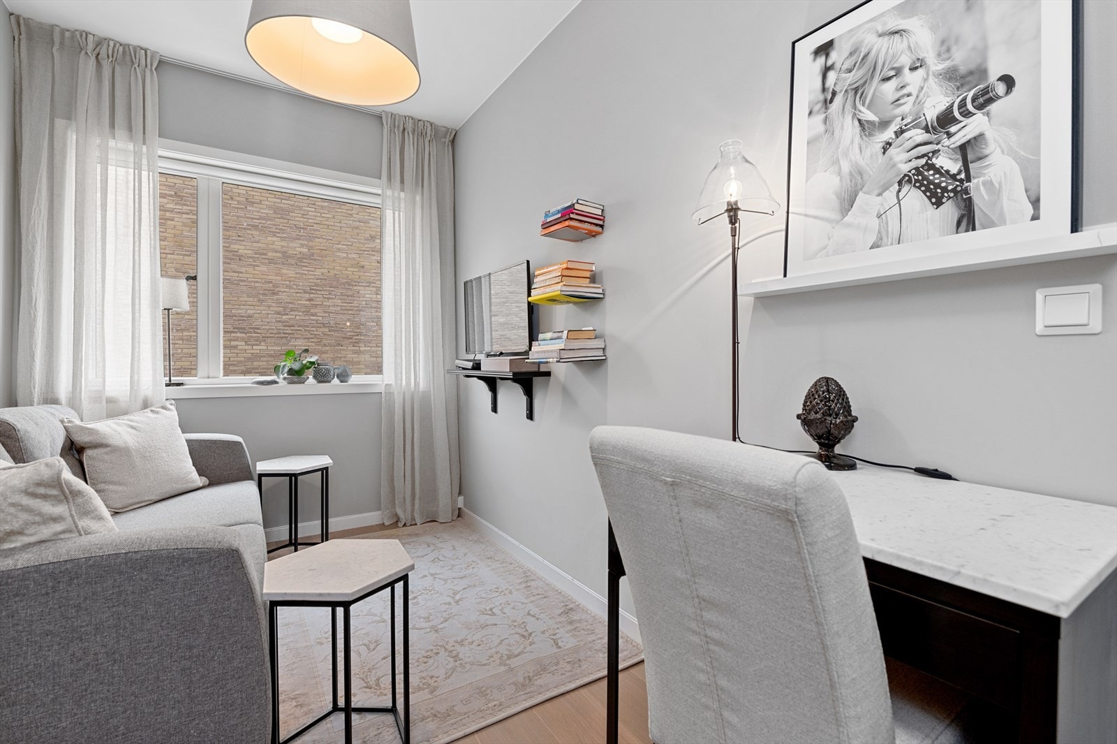 Det ene soverommet benyttes i dag som stue og kontor. Galleribilde