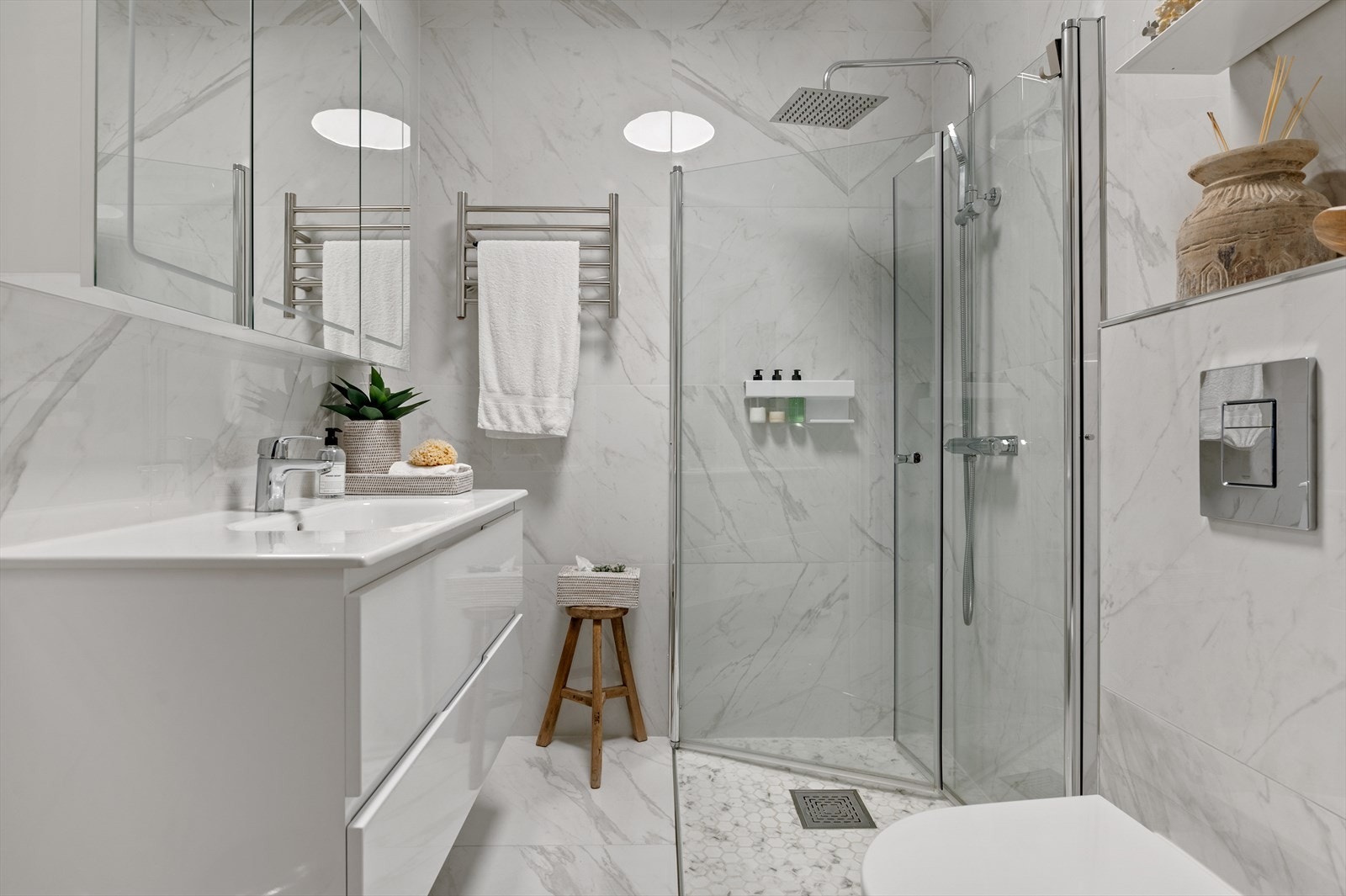 Baderommet har adkomst fra gangen og fremstår både innbydende og delikat. Galleribilde