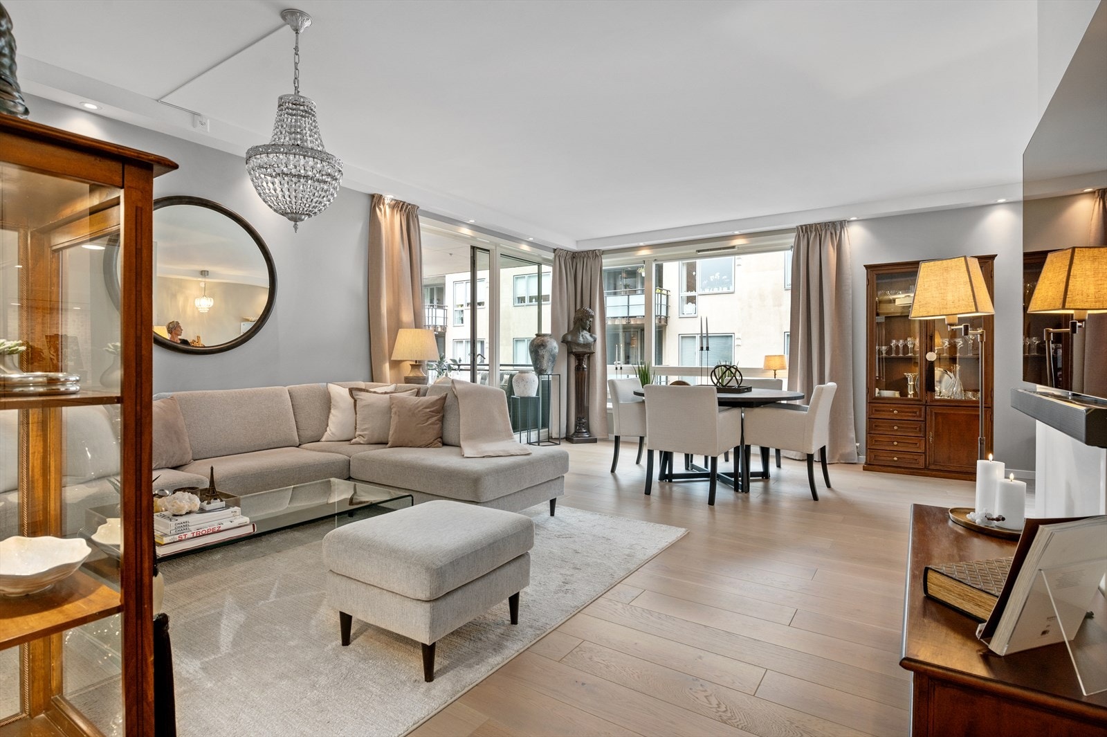 Tordenskiolds gate 1 ligger sentralt, men rolig og tilbaketrukket til på Nygaard Brygge, rett ved bryggepromenaden i Fredrikstad. Galleribilde