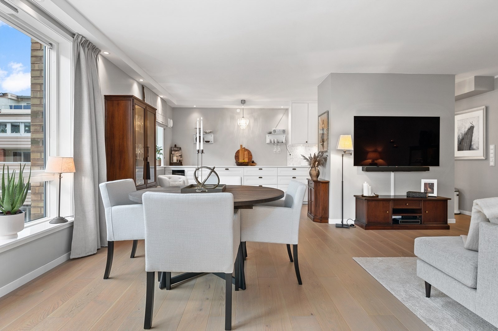 Spisebordet blir et naturlig samlingspunkt for hyggelige sammenkomster og gode samtaler. Galleribilde