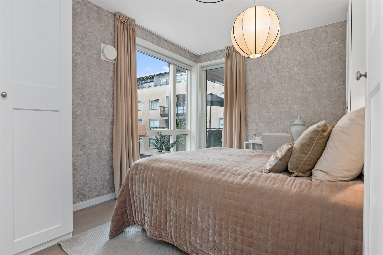 Hovedsoverommet ligger i tilknytning til terrassen. Galleribilde