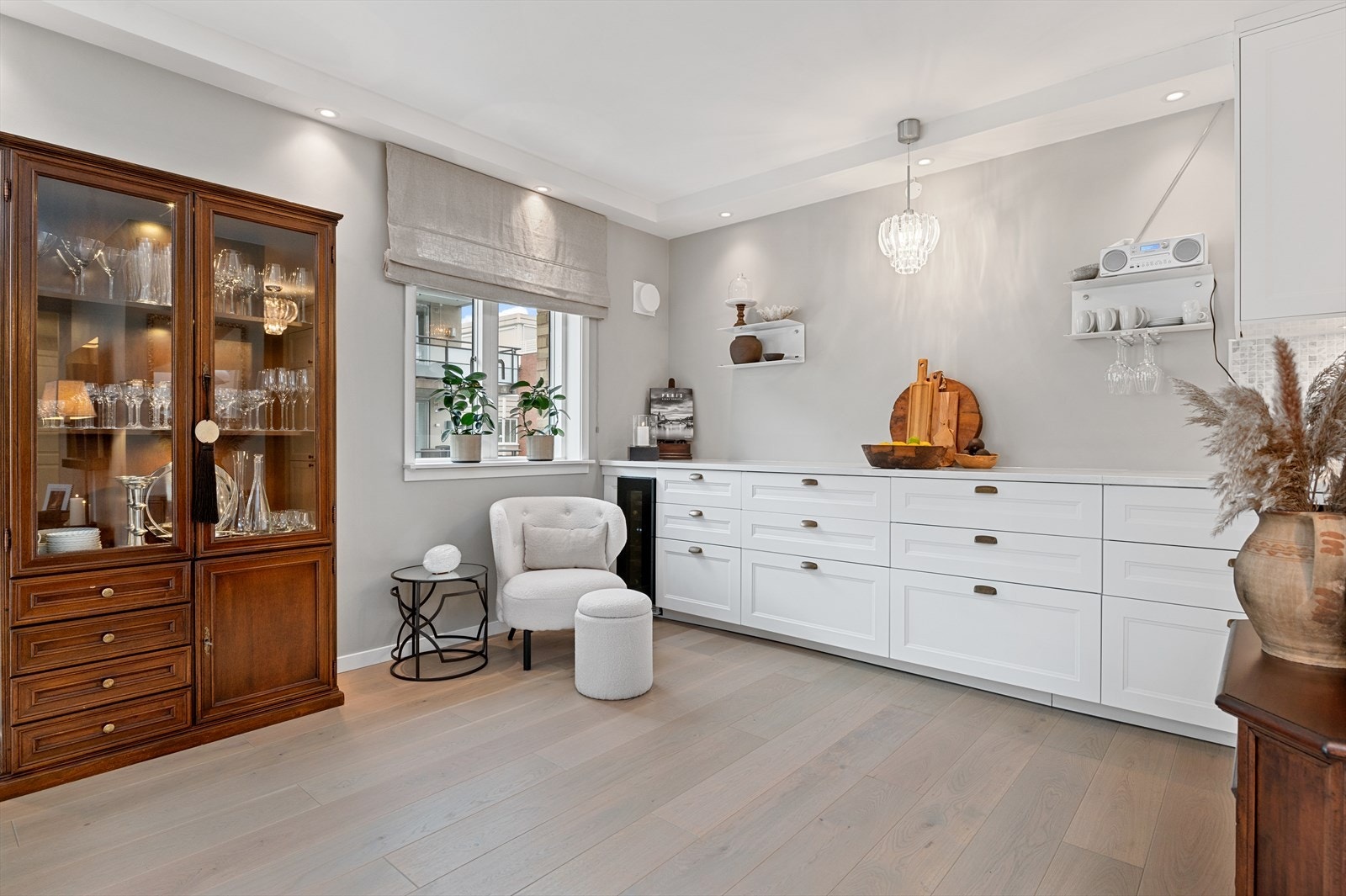 Stuen og kjøkkenet har downlightsbelysning i himlingen som sørger for gode lysforhold. Galleribilde