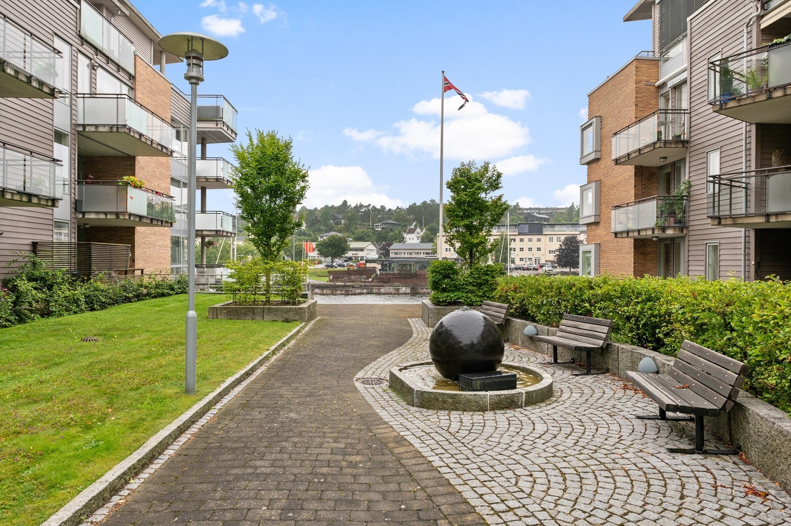 Sameiet ligger med nærhet til sentrum og havna med fergeleie. Galleribilde