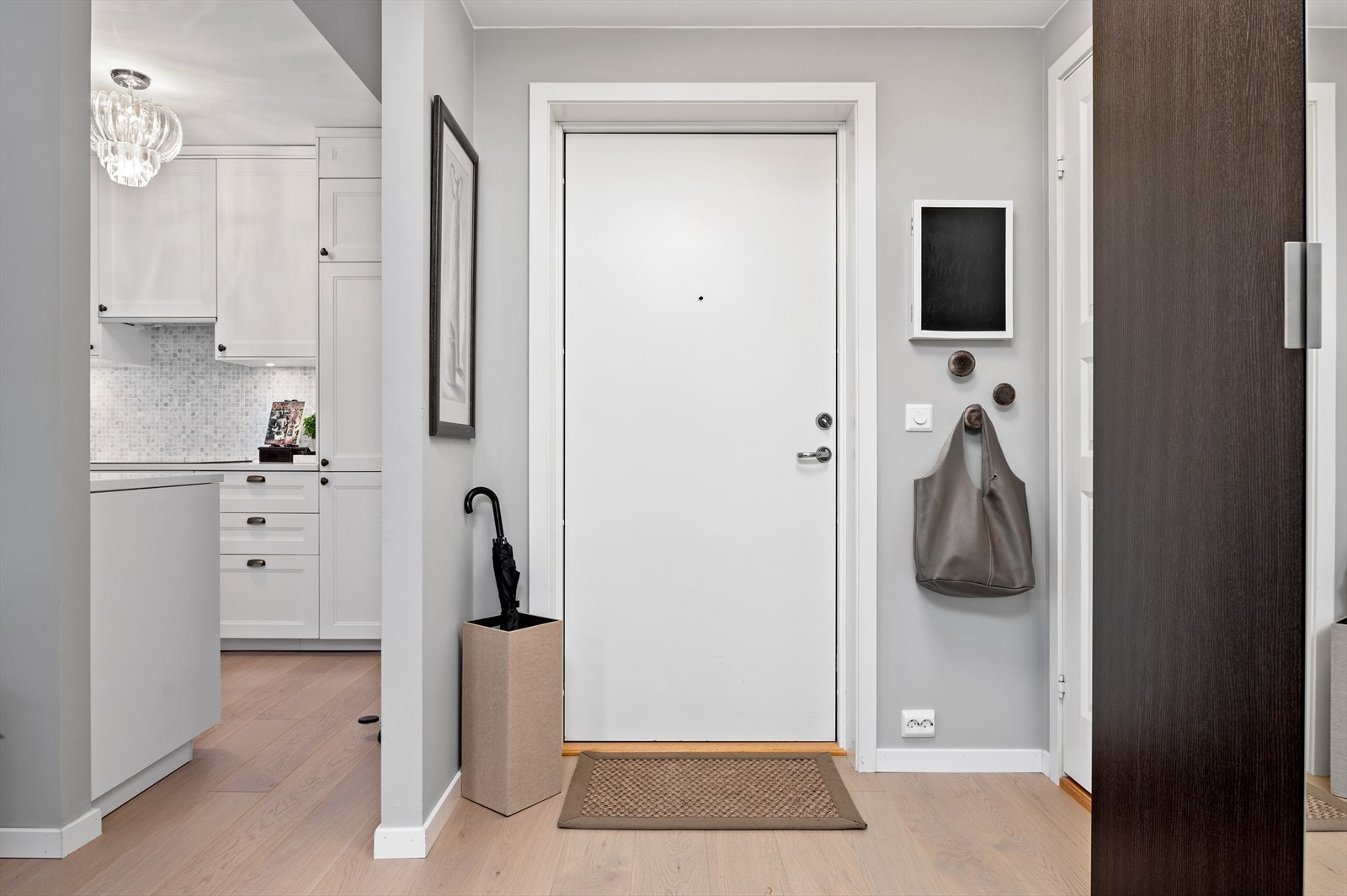 Innenfor døren ønsker en hyggelig entre velkommen inn! Galleribilde