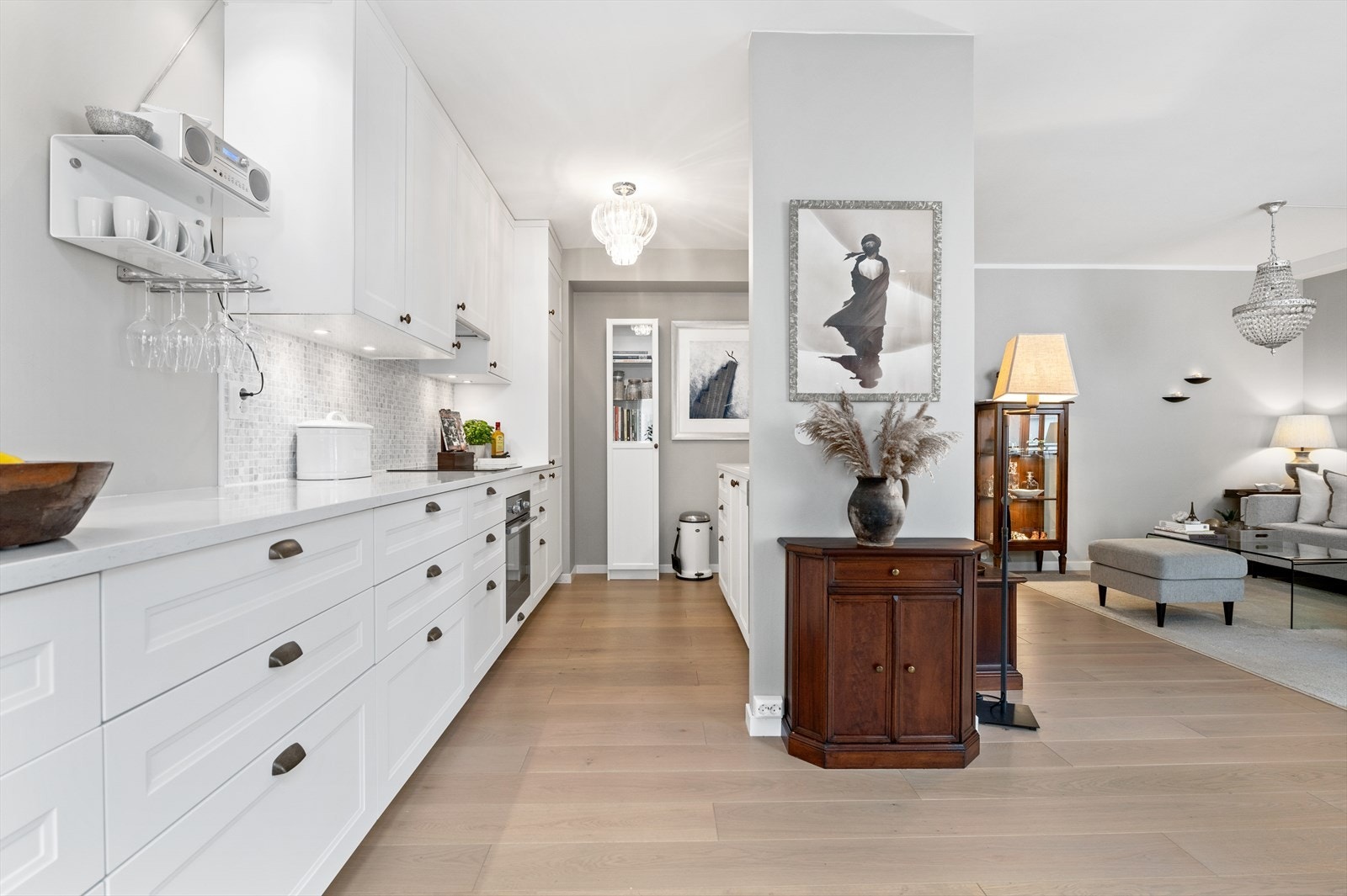 Stilrent kjøkken med klassisk og tidløs eleganse. Galleribilde