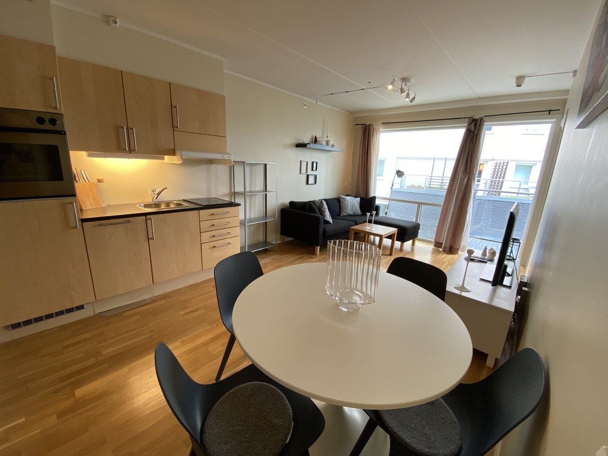 Spise plass ved kjøkkken mot stue Galleribilde