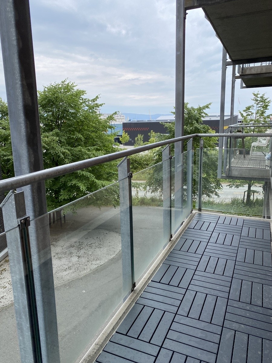 Balkong. Utemøbler er kjøpt inn. Galleribilde