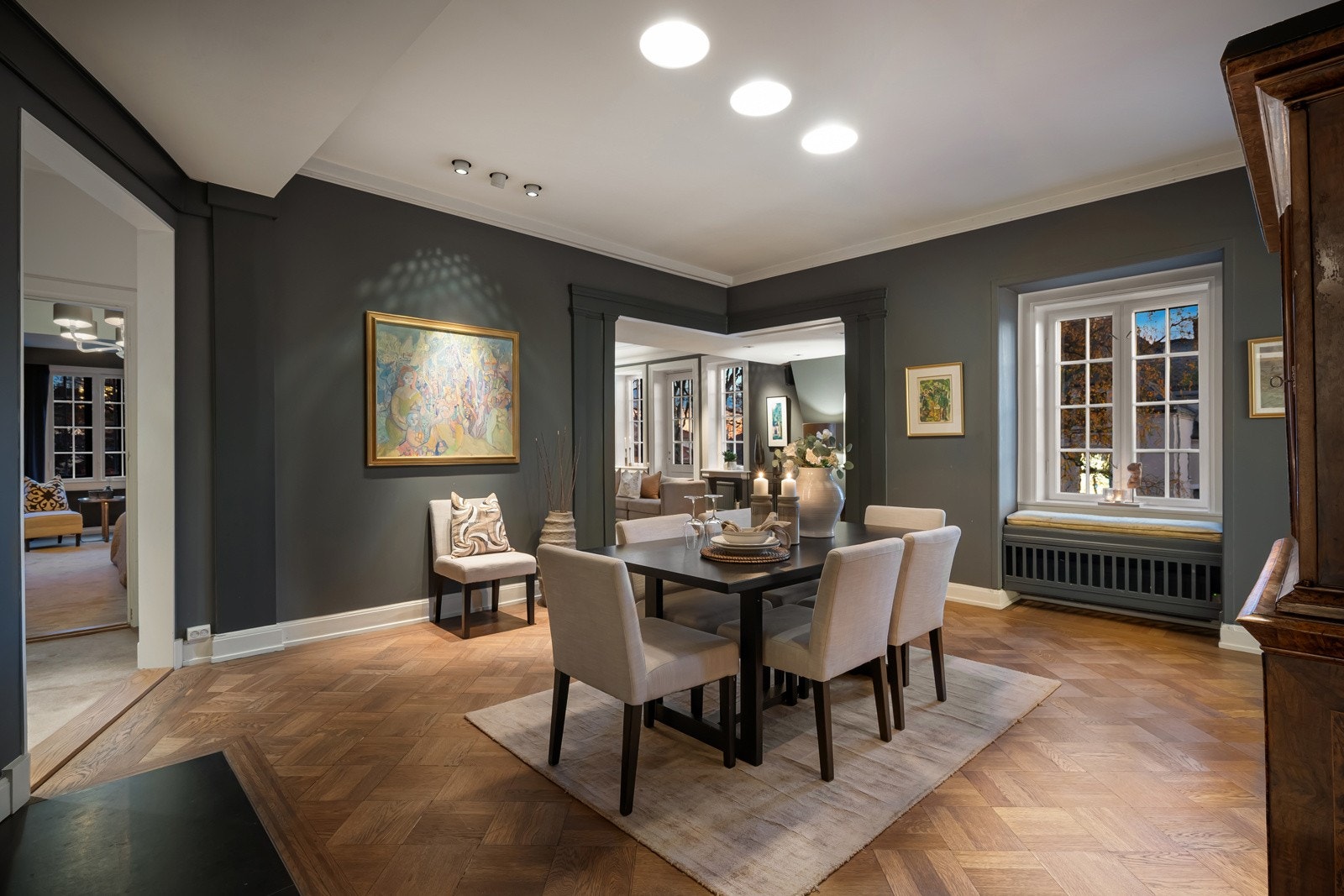 Vinduskarmen i spisestuen er ekstra dyp med mulighet for sitteplass. Galleribilde