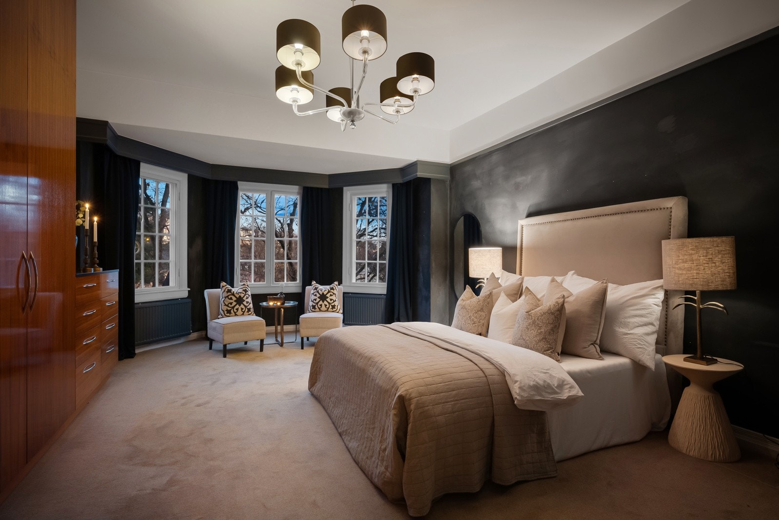 Hovedsoverommet er fantastisk med luftig takhøyde, flott størrelse og et stort, stemningsfylt karnapp. Galleribilde