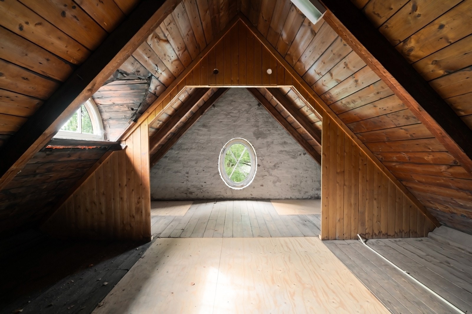 Stort potensial - Uinnredet loftsareal med takhøyde på 5,3 meter under mønet. Kan gi et ypperlig tilleggsareal, må ev. rettes søknad mot plan- og bygningsetaten. Galleribilde