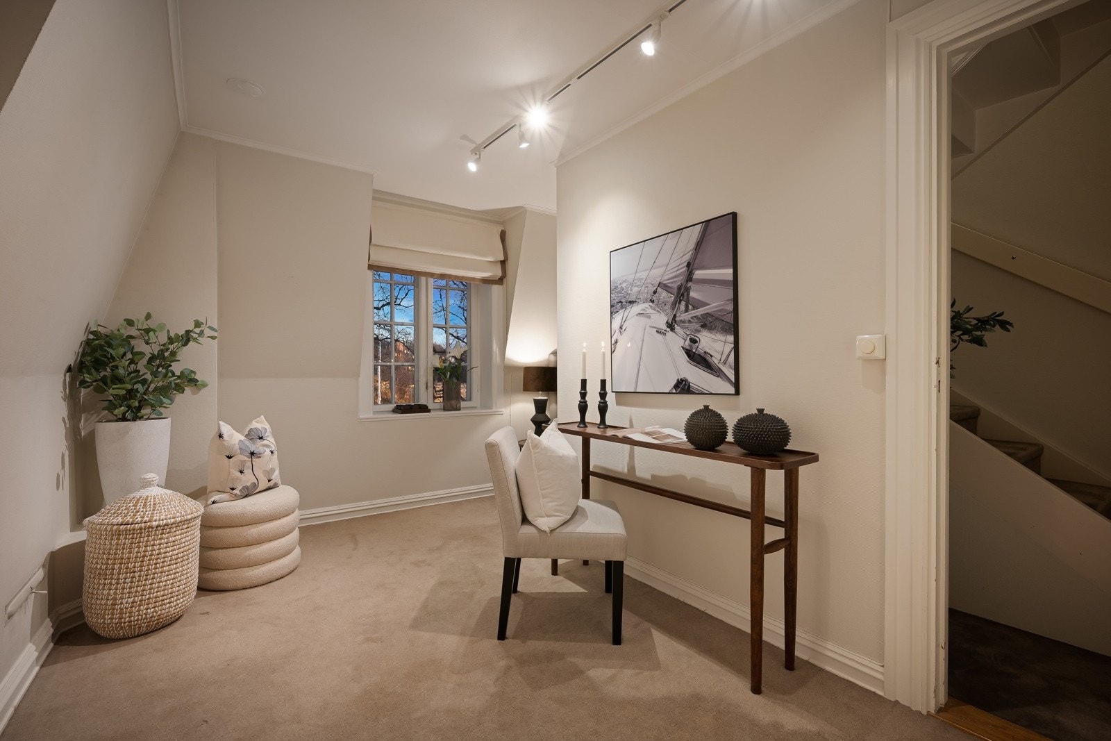 Rommet er romslig og har et behagelig gulvteppe. Galleribilde