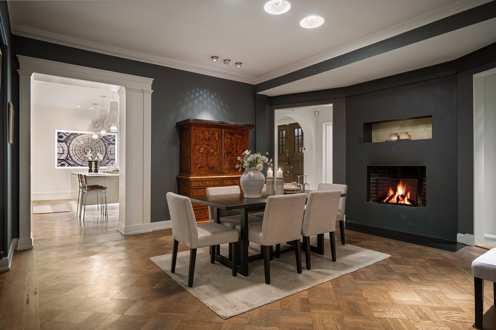 Begge stuene har et herskapelig preg og et vakkert, rutemønstret parkettgulv i massik eik. Galleribilde