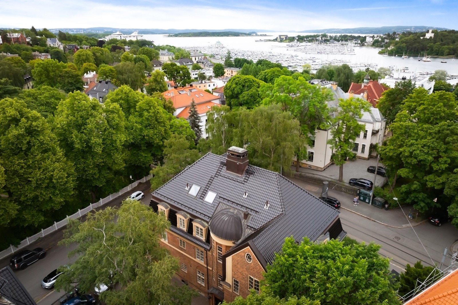 Eiendommen har en sjeldent utsøkt beliggenhet i hjertet av Skarpsno ved Frogner, et av Oslos mest fasjonable og ettertraktede villaområder. Galleribilde