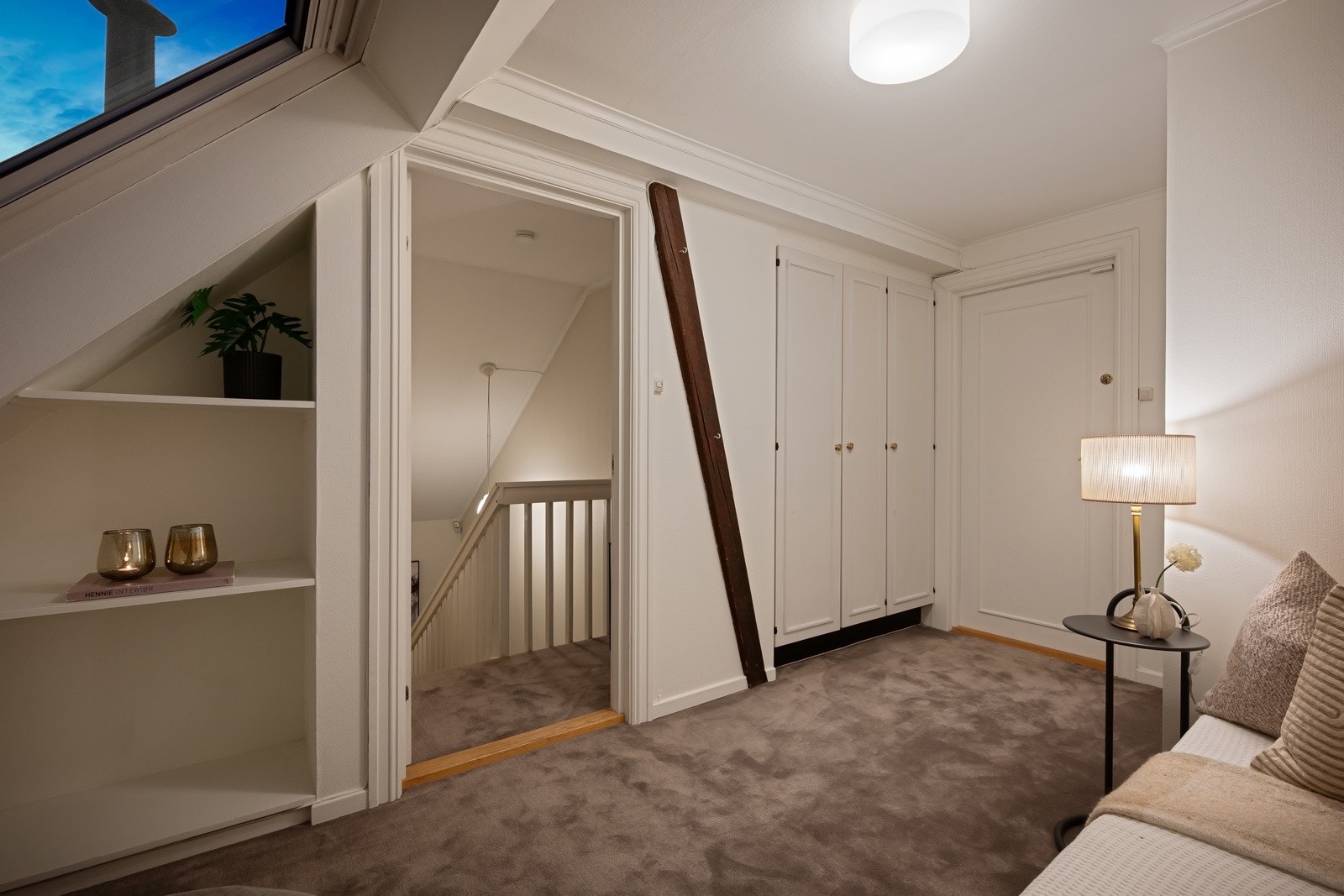Soverommet på loftet har takvindu, hyller og plassbygde skap med hvite fronter. Galleribilde
