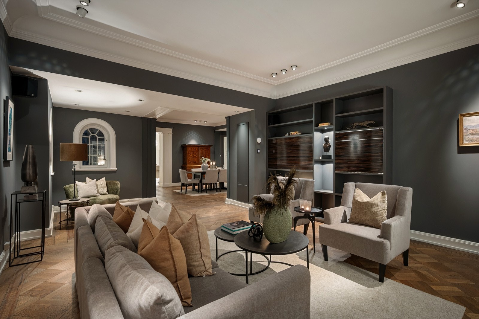 Her er også himlingen senket med listefri løsning og innfelte downlights, mens øvrige deler av stuen har bred stukkatur og nedsenkede downlights. Galleribilde