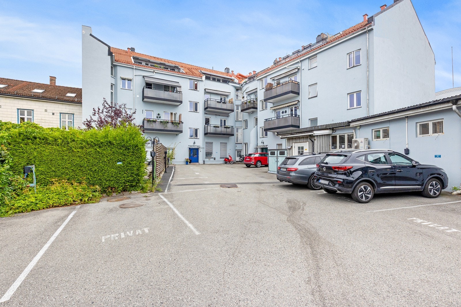 Seksjonen disponerer 2 biloppstillingsplasser på sameiets tomt, nr 8 og 9 med en elbil-lader. Galleribilde