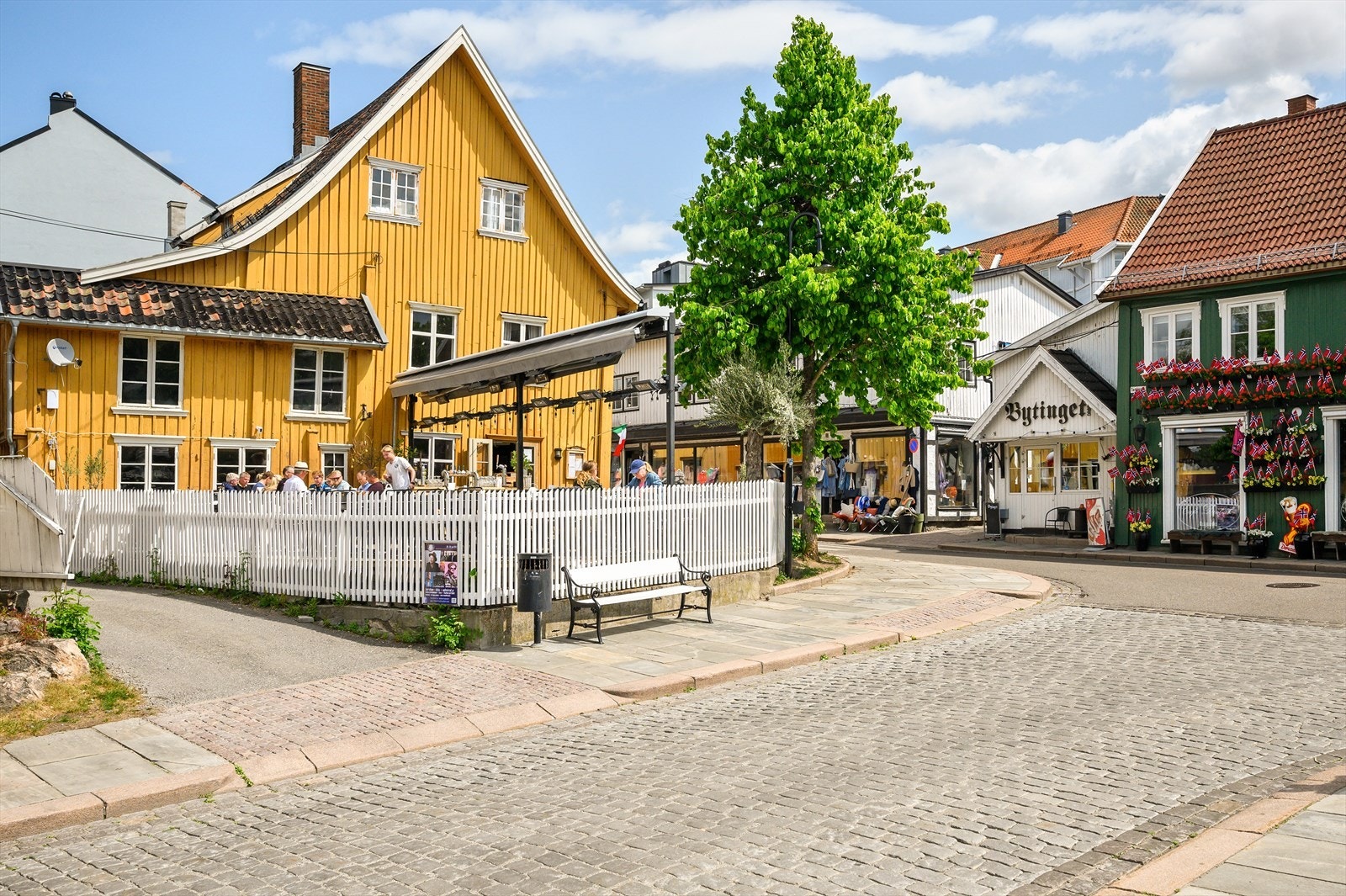 I forlengelsen av sameiet ligger ett av flere hyggelig spisesteder i sentrum Galleribilde