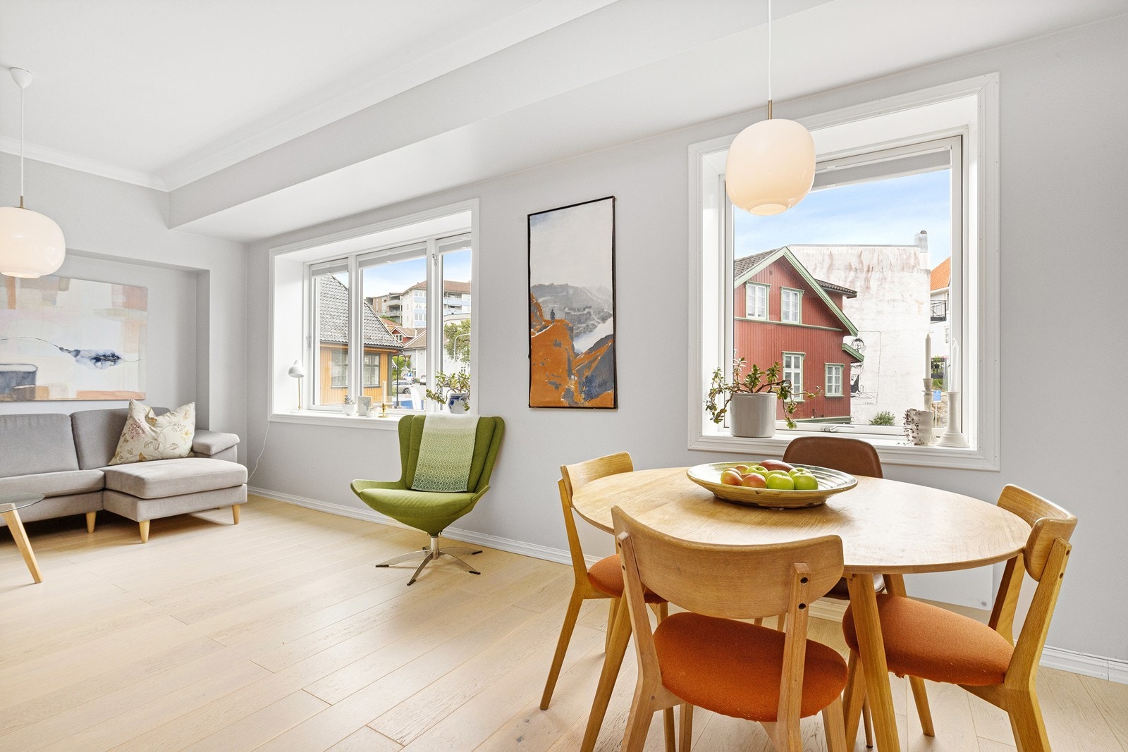 Stuen/spisestue med plass til å dekke langbord. Galleribilde