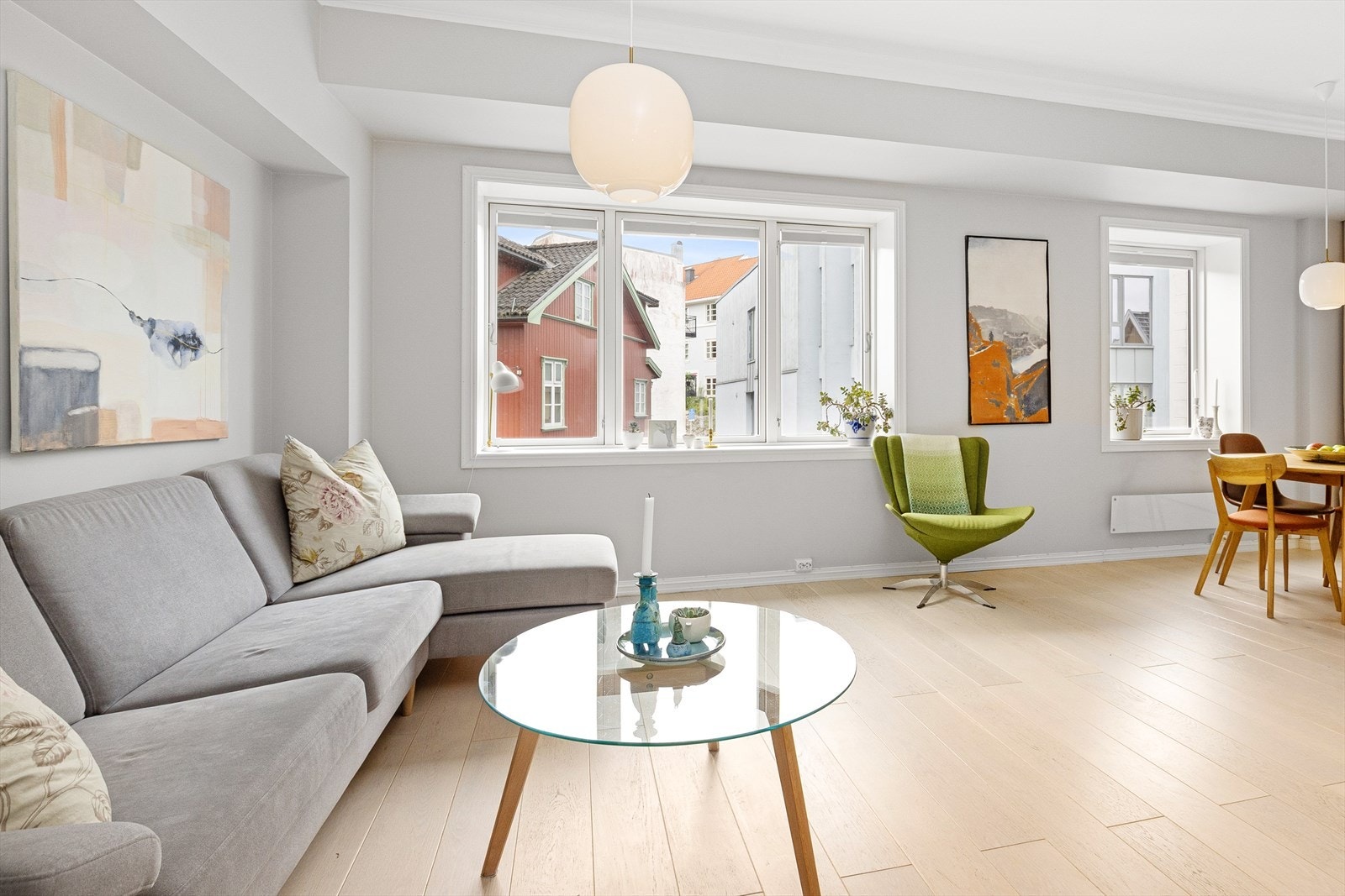 Gode vindusflater med brede vindusposter. Pen enstavs parkett og malte slette vegger. Galleribilde