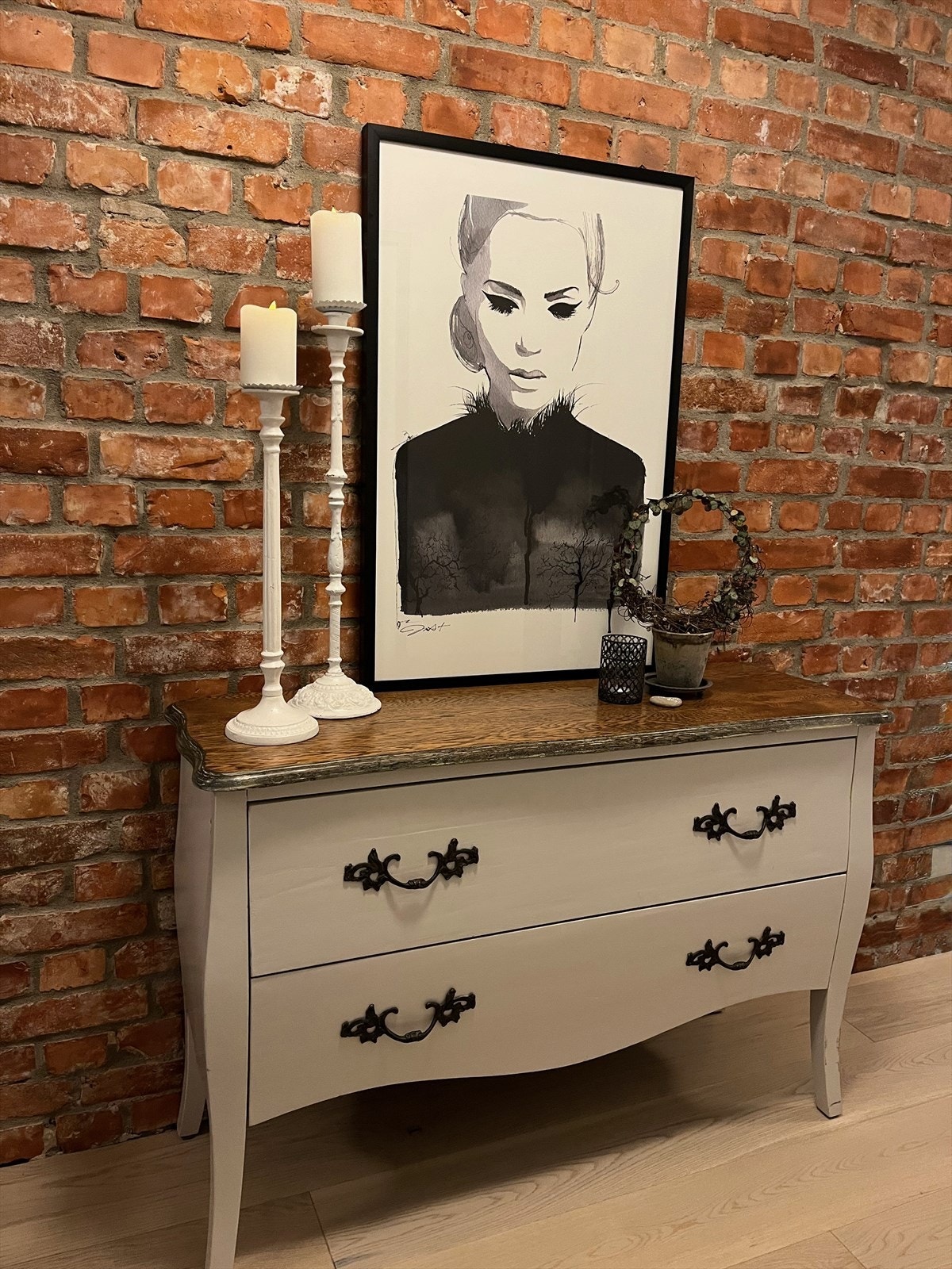 Original teglsteinsvegg, som gir en lun atmosfære. Galleribilde