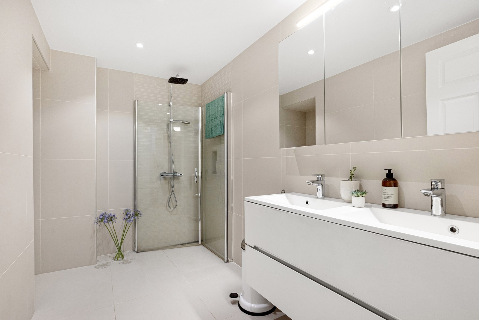 Romslig og lekkert flislagt bad Galleribilde