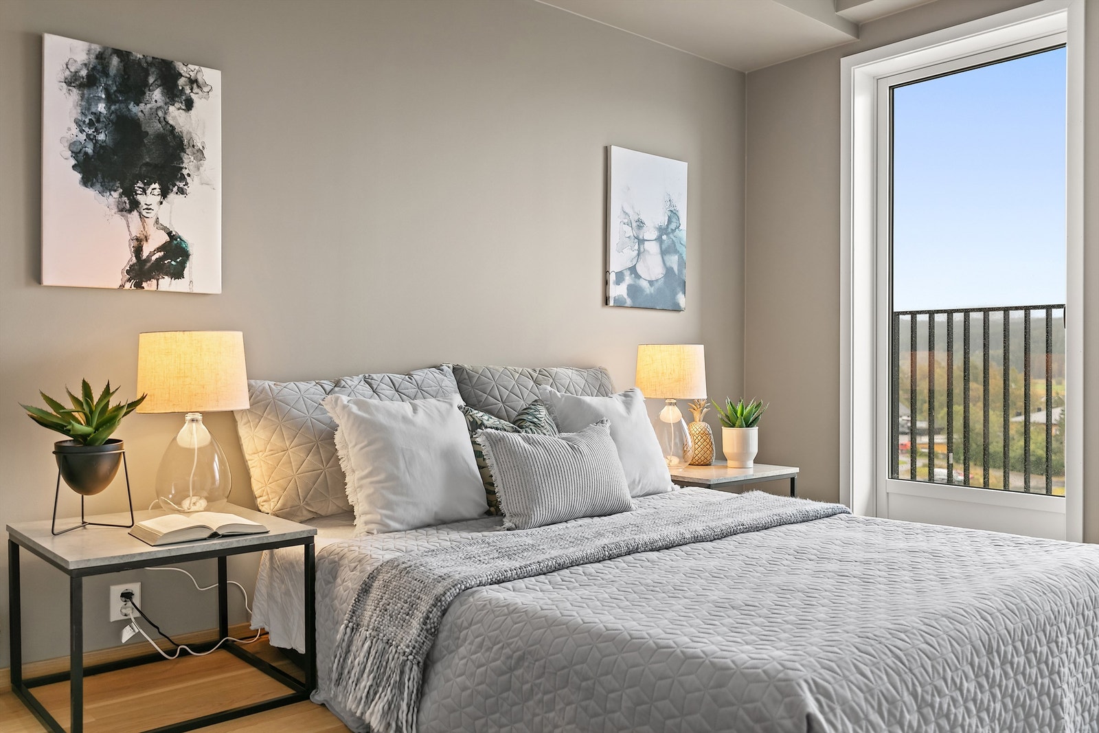 Rommet har en praktisk utforming som gjør det enkelt å innrede både med garderobeløsning og eventuell arbeidsplass. Galleribilde