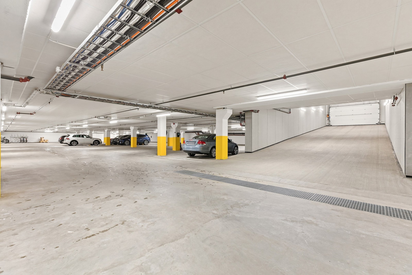 Hver leilighet har en egen garasjeplass i kjelleren. Galleribilde