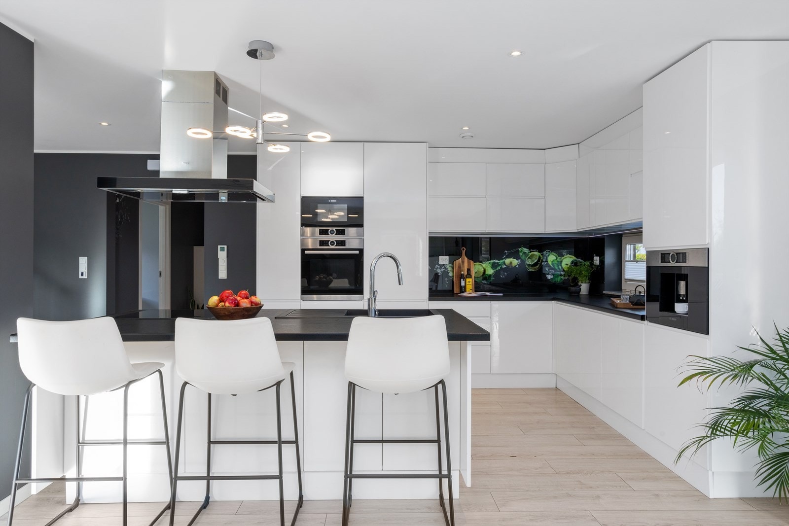 Stilrent kjøkken med barløsning. Galleribilde