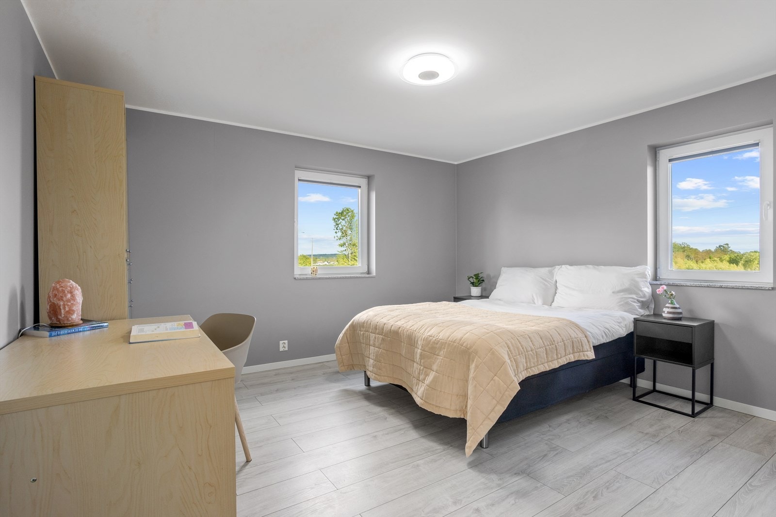 Et innbydende og lyst rom, i dag brukt som soverom, med fleksible bruksmuligheter. Galleribilde