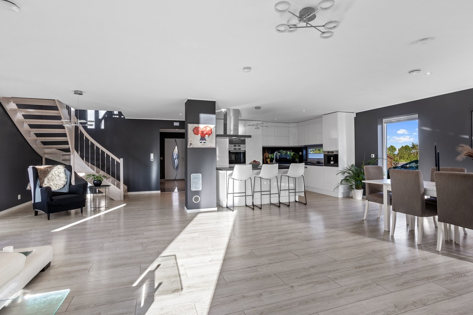 Åpen og sosial planløsning! Stue og kjøkken i ett gir god romfølelse og naturlige soner for både hverdag og gjester. Galleribilde