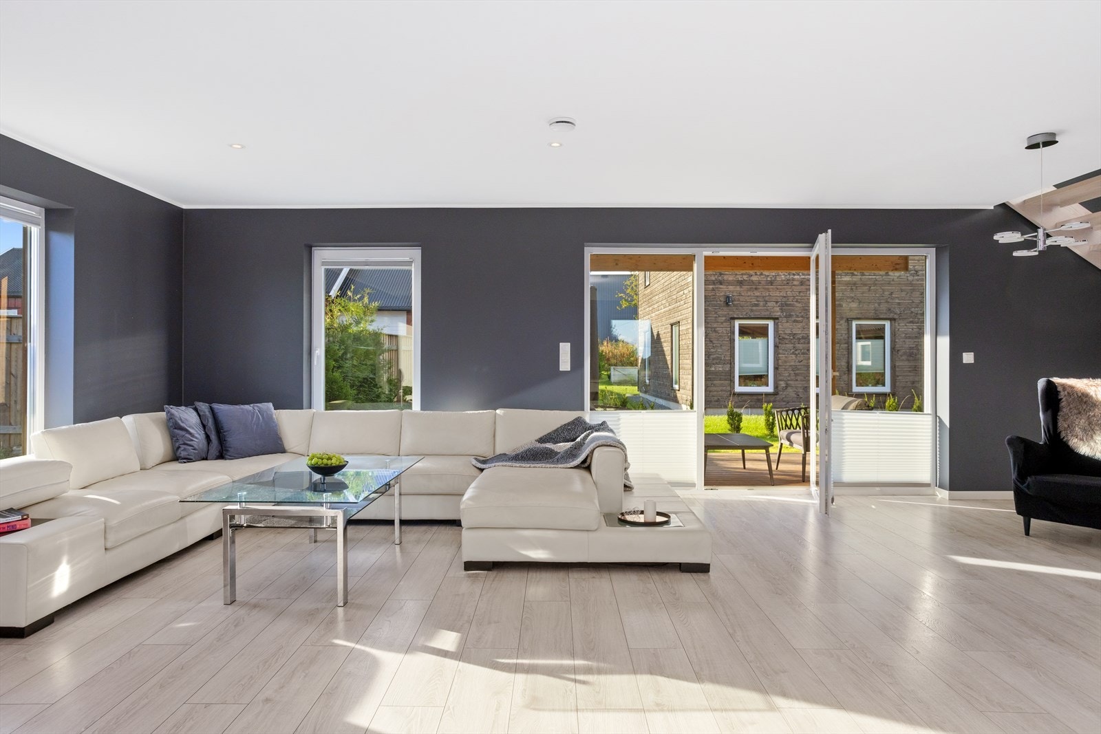 Gode møbleringsmuligheter! Store vinduer slipper inn lys og terrassedør gir enkel tilgang til uteområdet. Galleribilde