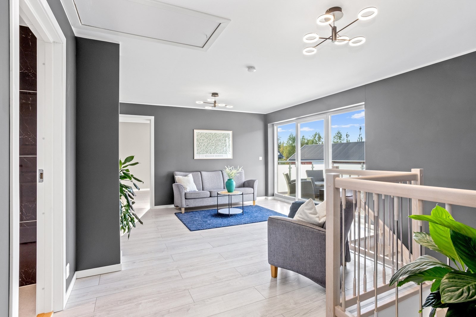 Lys og trivelig loftstue i 2. etasje med utgang til balkong. Galleribilde